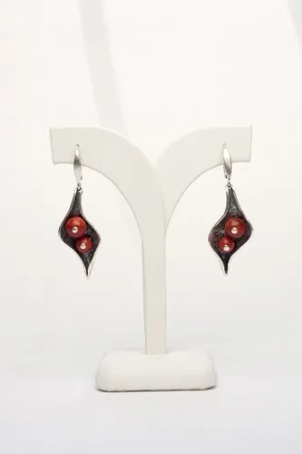 Klasyczna biżuteria srebrna -   kolczyki listek z koralami hit