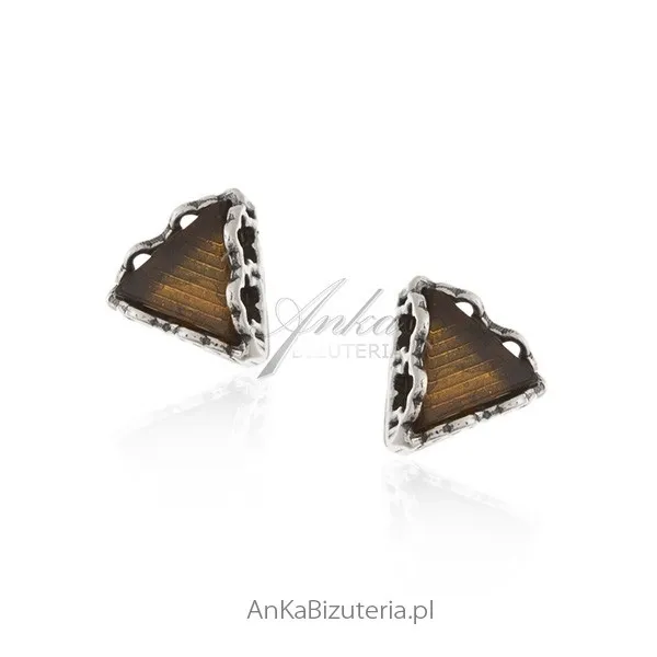 Kolczyki srebrne z wiśniowym bursztynem - maleńkie trójkąty.
