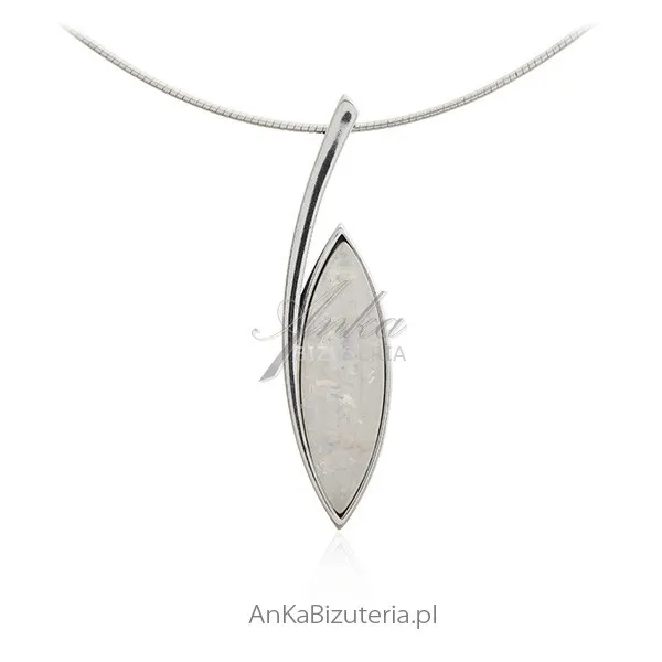Zawieszka srebrna z białym opalem syntetycznym