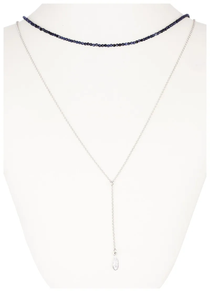 Biżuteria srebrna z syntetycznym szafirem i łańcuszkiem z piórkiem