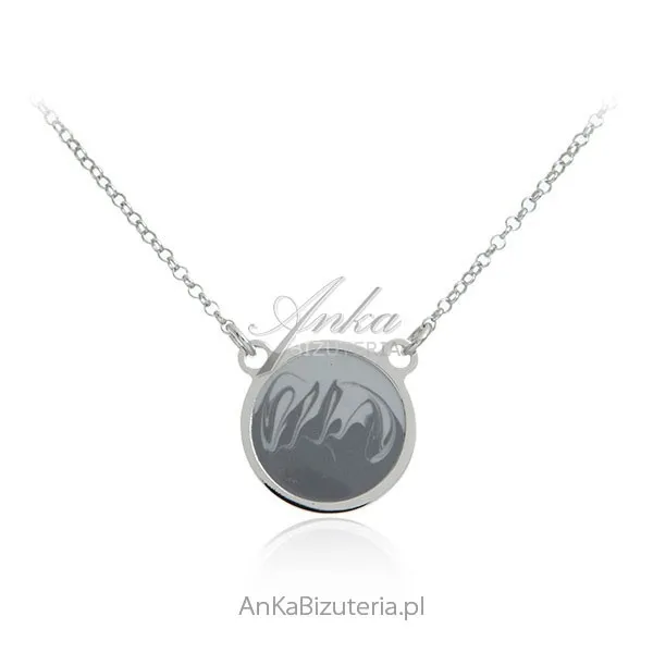 Srebrny naszyjnik z artystycznym rysunkiem na  okrągłej blaszce srebrnej