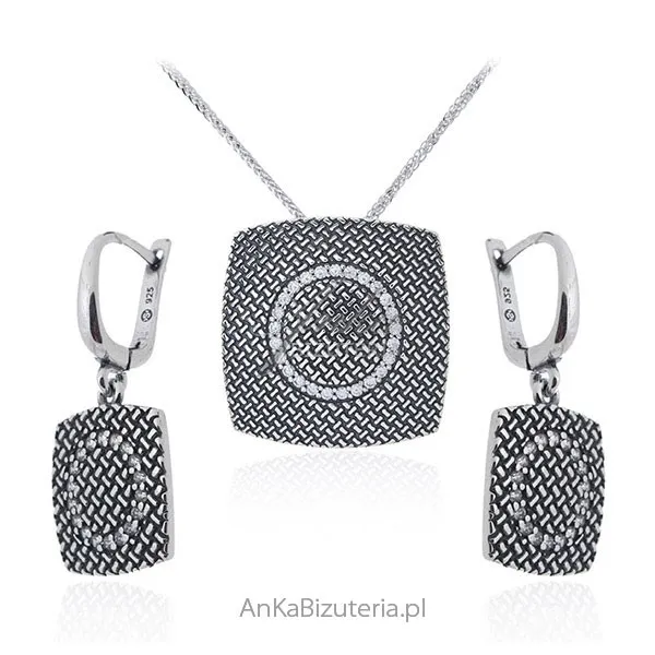 Srebrny komplet oksydowany z zakuwaną cyrkonią