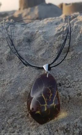 Srebrna zawieszka z bursztynem pajęńczyna w lustrze