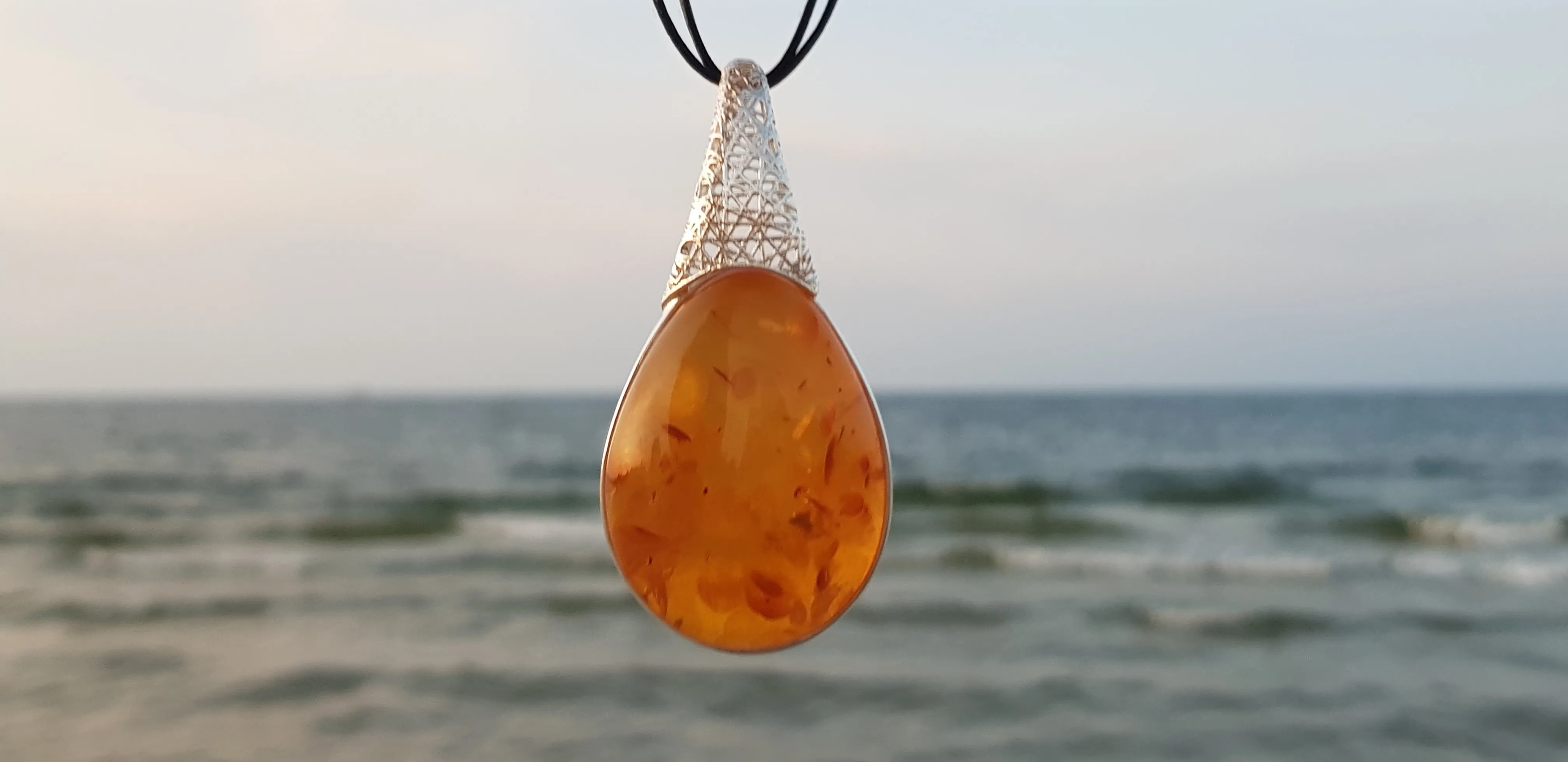 Srebrna zawieszka z jasnym koniakowym bursztynem