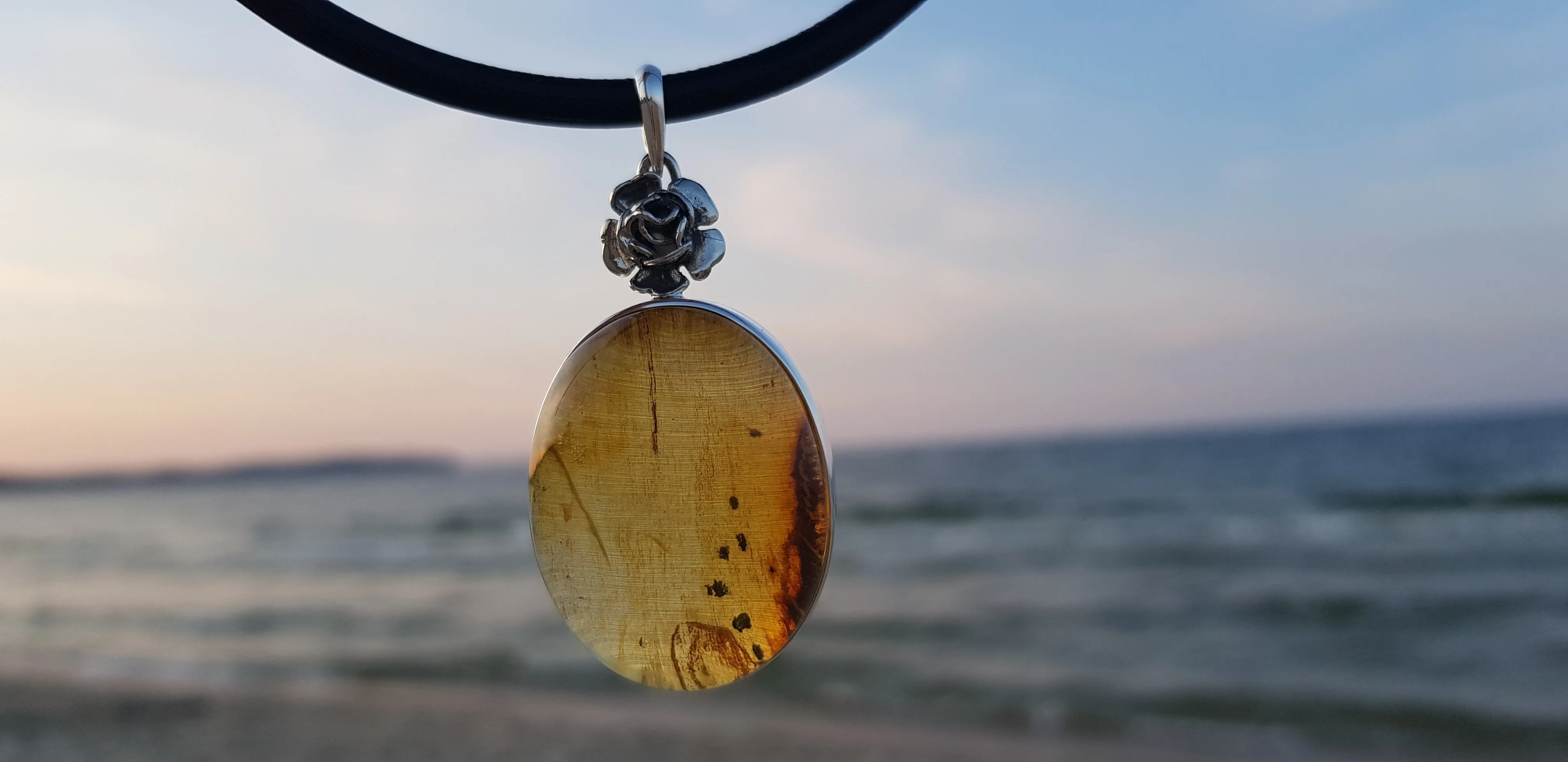 Piękna zawieszka z bursztynem z różyczką