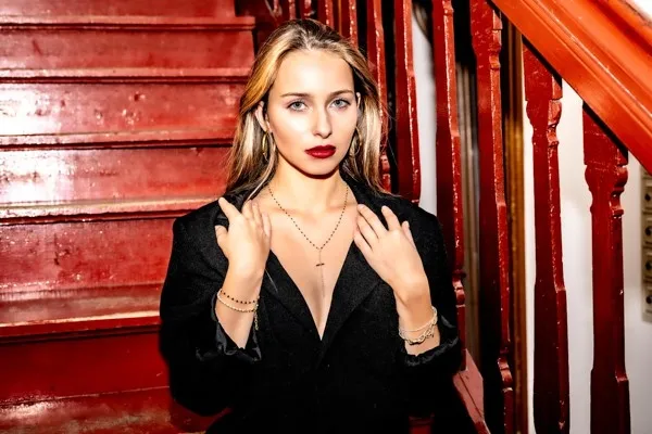 Srebrny naszyjnik pozłacany z czarnymi onyksami i krzyżykiem