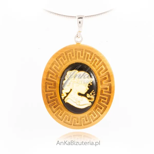 Piękna zawieszka srebrna z bursztynem na drewnie rzeźbiona kamea