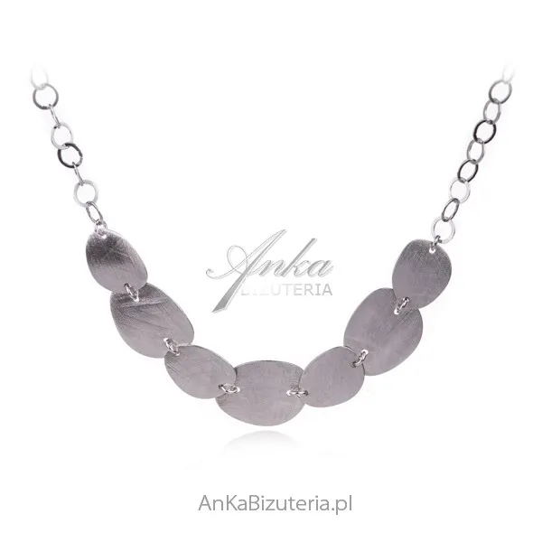 Piękny elegancki i nowoczesny naszyjnik srebrny satynowany