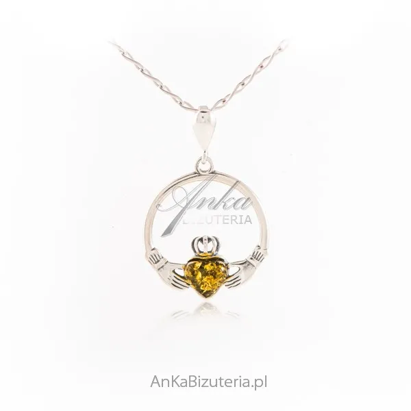 Srebrna zawieszka z bursztynem irlandzki  claddagh – symbol miłości i przyjaźni