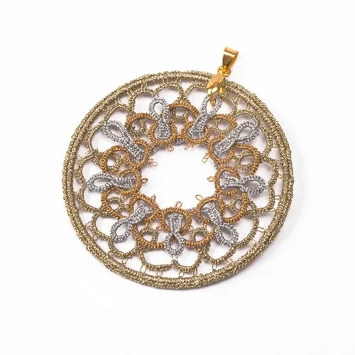 Zawieszka z frywolitki ze złotych i srebrnych nici metalicznych