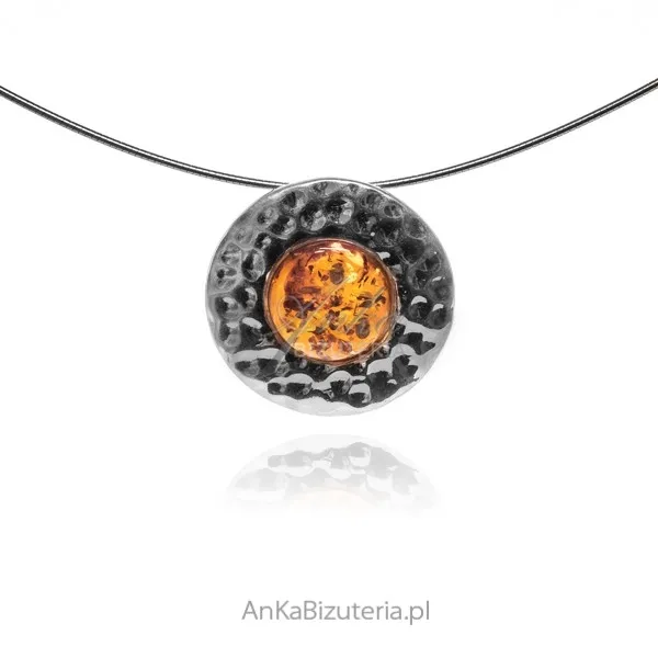 Srebrna zawieszka z bursztynem  okrągła karbowana