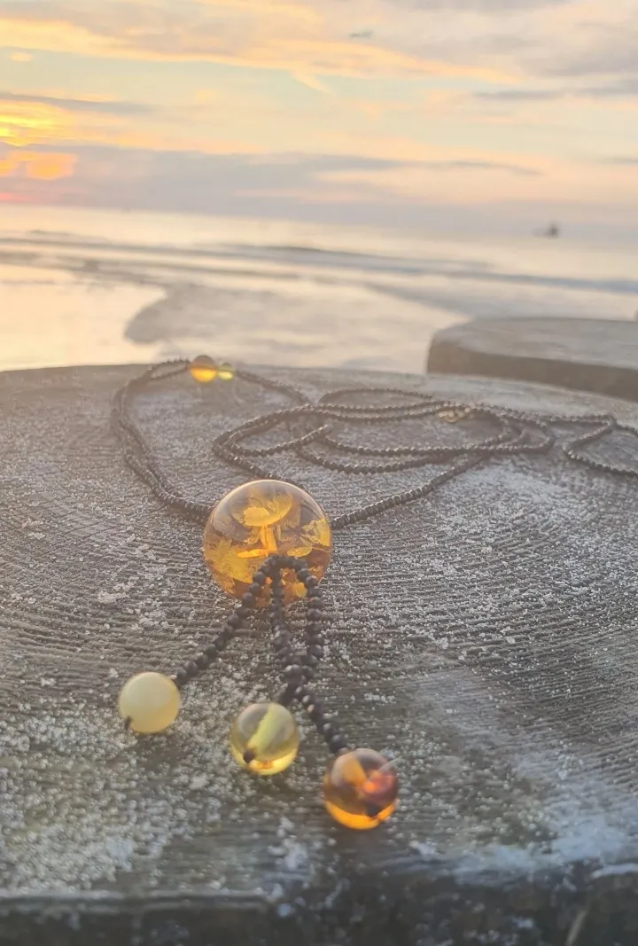 Naszyjnik długi z czarnym agatem fasetowanym i naturalnym byrsztynem bałtyckim unikat