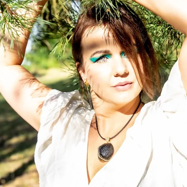 Śliczna zawieszka srebrna z zielonym bursztynem pozłacana - biżuteria artystyczna