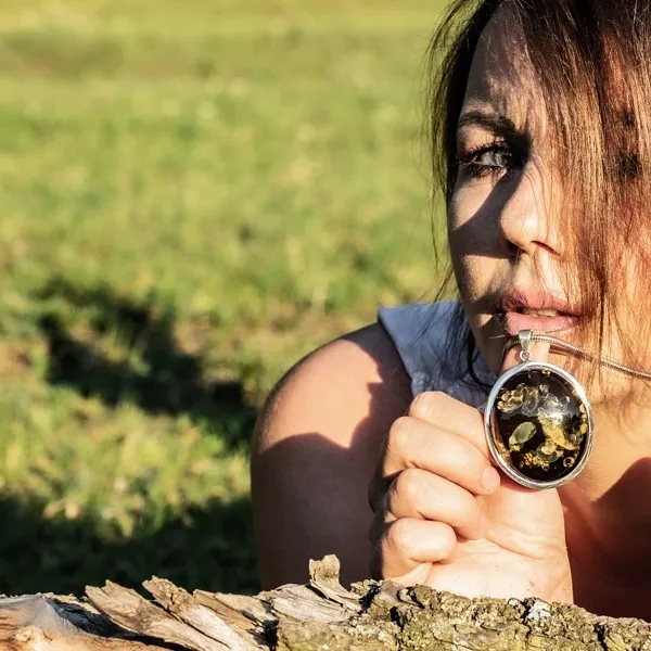 Duża zawieszka srebrna z zielonym bursztynem z pięknymi łuskami