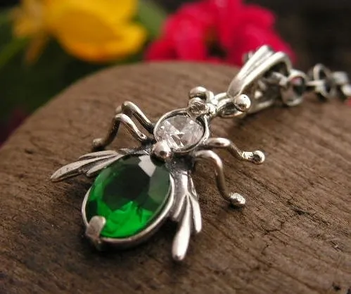 WŁADCA MUCH - srebrny wisiorek ze szmaragdem