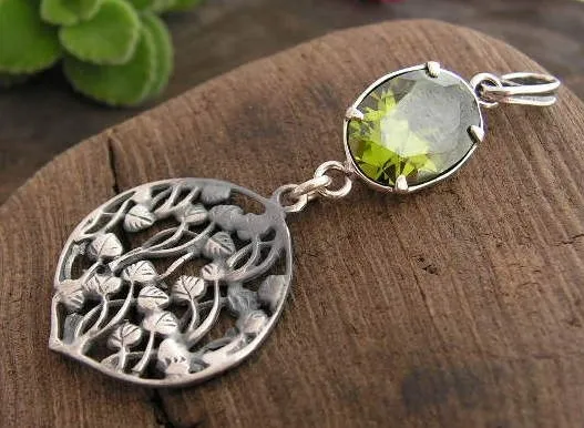 OSTUNIA - srebrny wisiorek z oliwinem