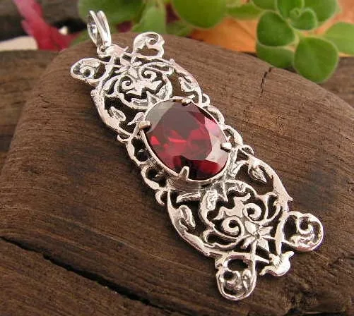 SINAMAICA - srebrny wisiorek z granatem