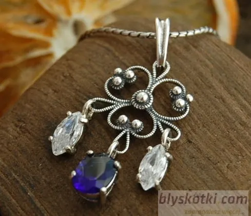 MURIWAI - srebrny wisiorek z szafirem i kryształkami