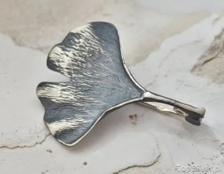 LIŚĆ MIŁORZĘBU -  srebrna broszka