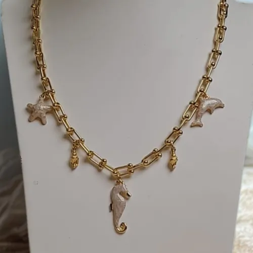 Naszyjnik z perłowymi, morskimi zawieszkami (C25/LAT/34/4AU)