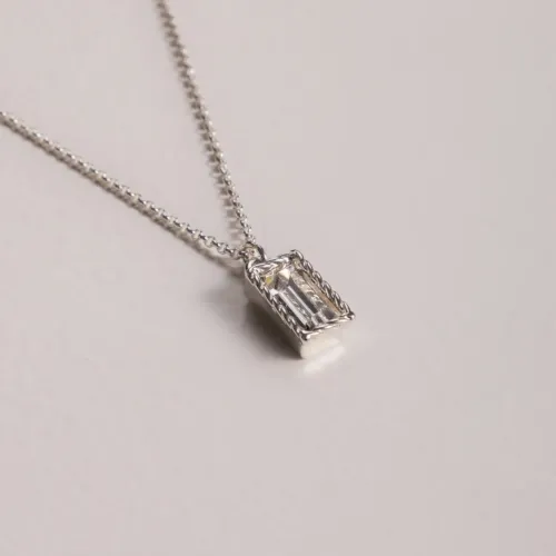 NASZYJNIK Z BIAŁĄ CYRKONIĄ POSREBRZANY LUMINOIR (C25/VIC/01/1AG)