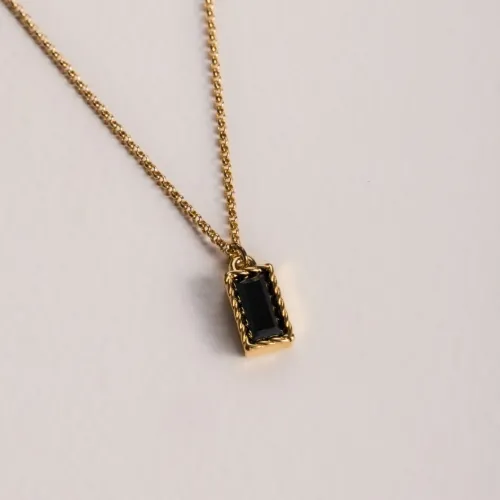 NASZYJNIK Z CZARNĄ CYRKONIĄ POZŁACANY LUMINOIR (C25/VIC/01AU)