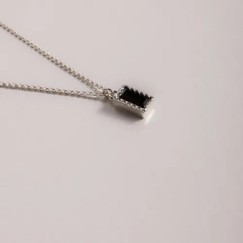 NASZYJNIK Z CZARNĄ CYRKONIĄ POSREBRZANY LUMINOIR (C25/VIC/01AG)