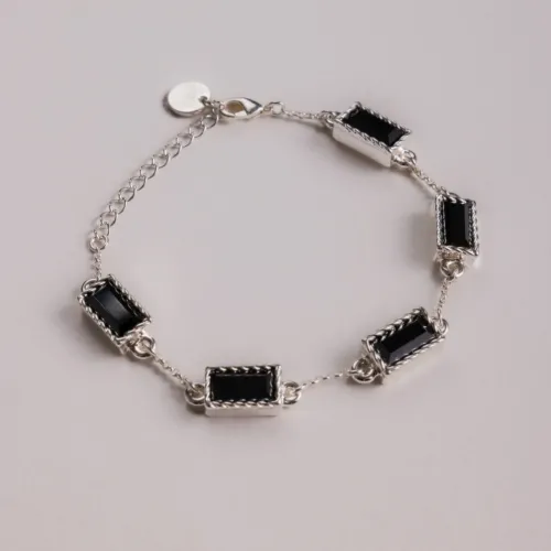 BRANSOLETKA Z CZARNĄ CYRKONIĄ POSREBRZANA LUMINOIR (B25/VIC/01AG)