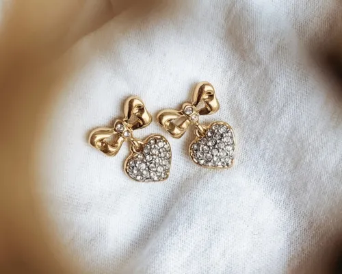 Kolczyki serca z kokardkami z kolekcji Classic (P6553AU)