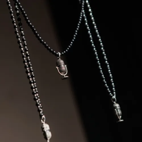 Naszyjnik z onyksów, z mikrofonem z kolekcji Colibra x Pan Lektor (C24/PAN/05/1)