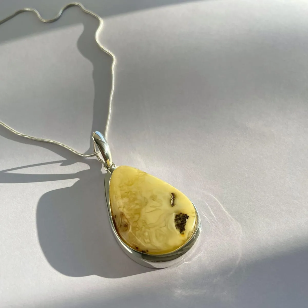 Wisiorek srebrny z mlecznym bursztynem no 8