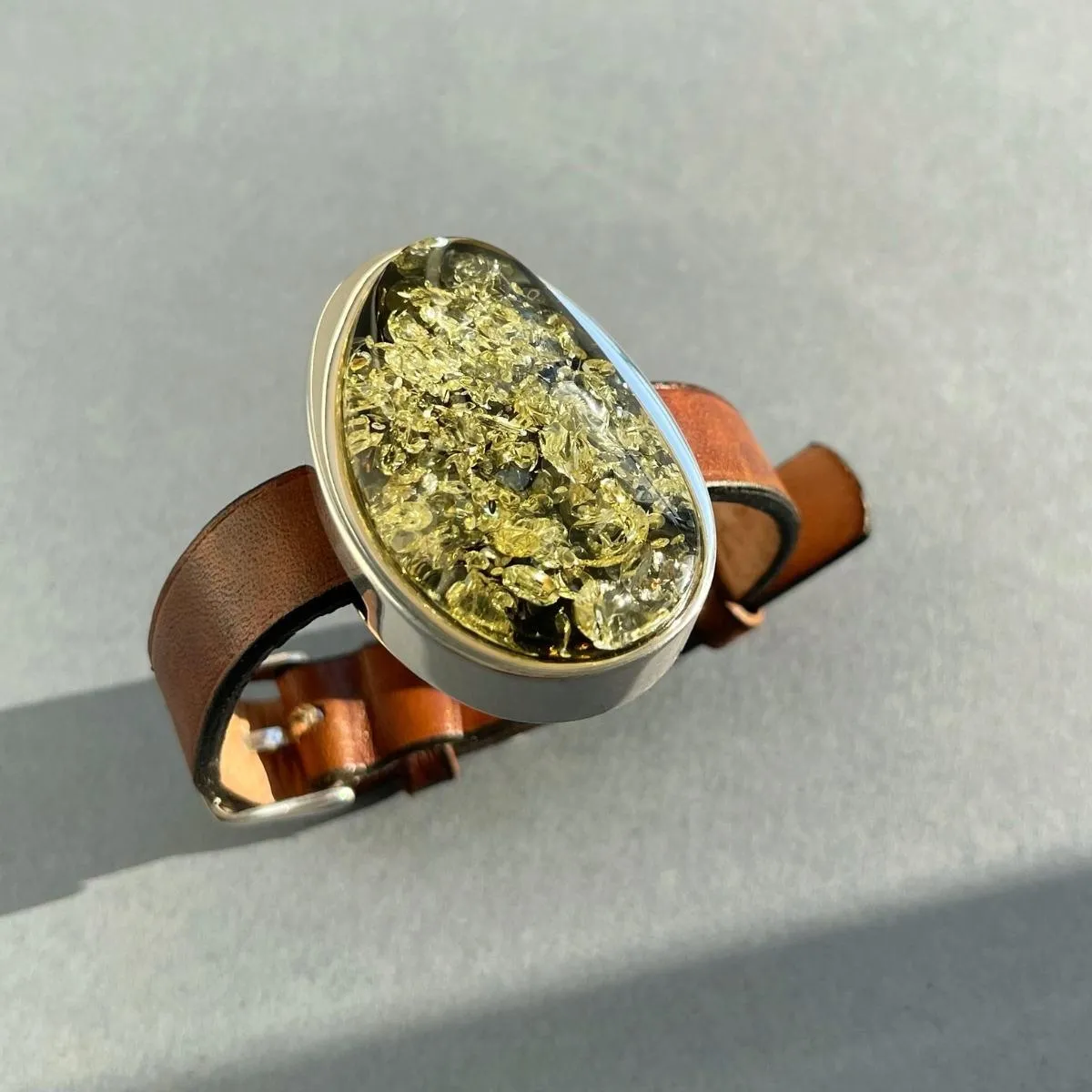 Bransoleta srebrna na brązowym pasku z zielonym bursztynem no 6