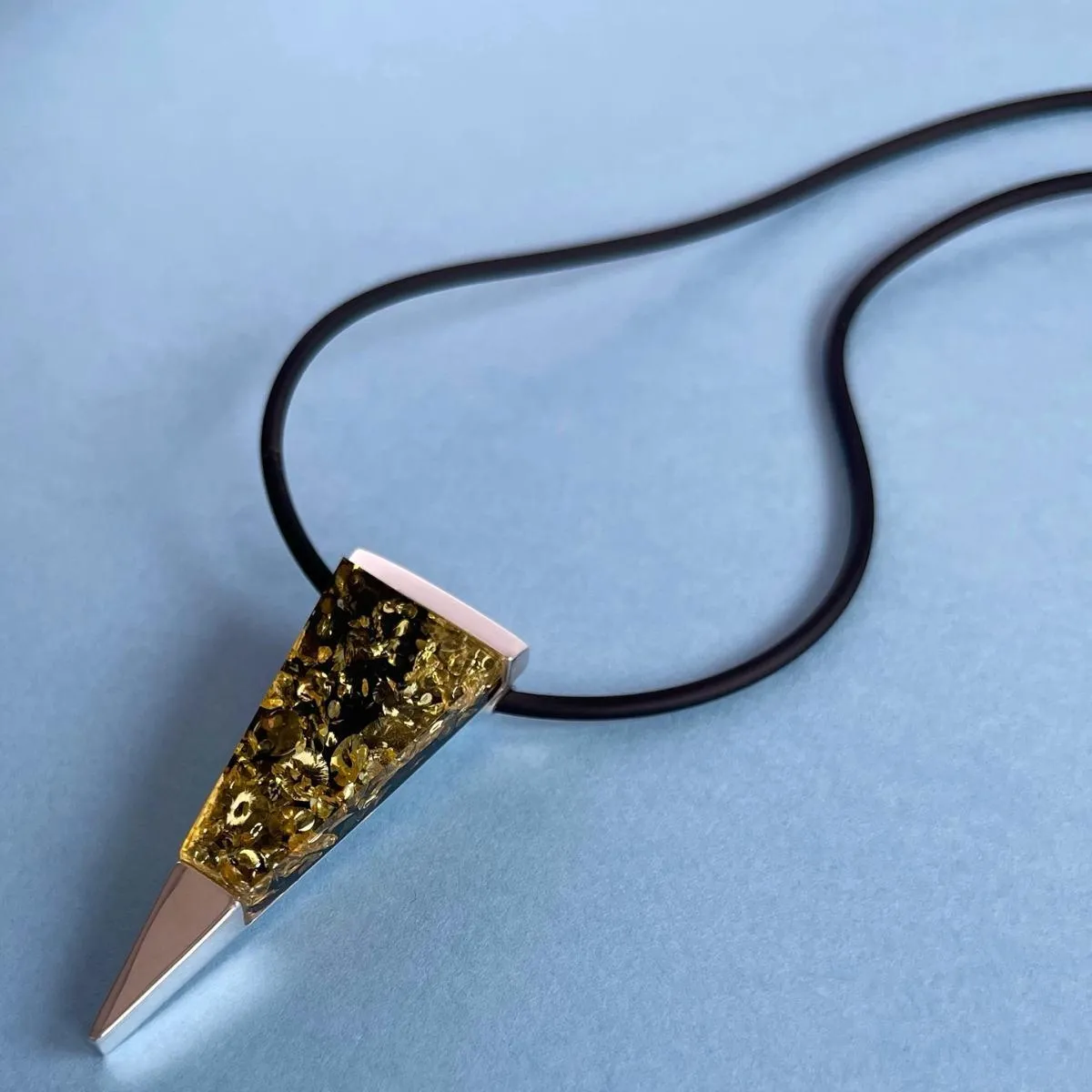 Nowoczesny naszyjnik srebrny z zielonym bursztynem no 2