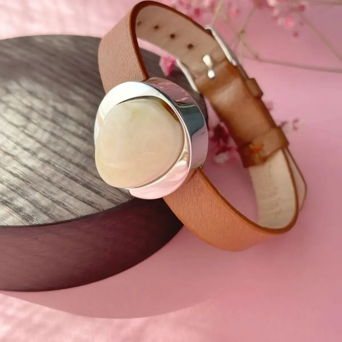 Bransoleta srebrna na brązowym pasku z białym bursztynem no 3