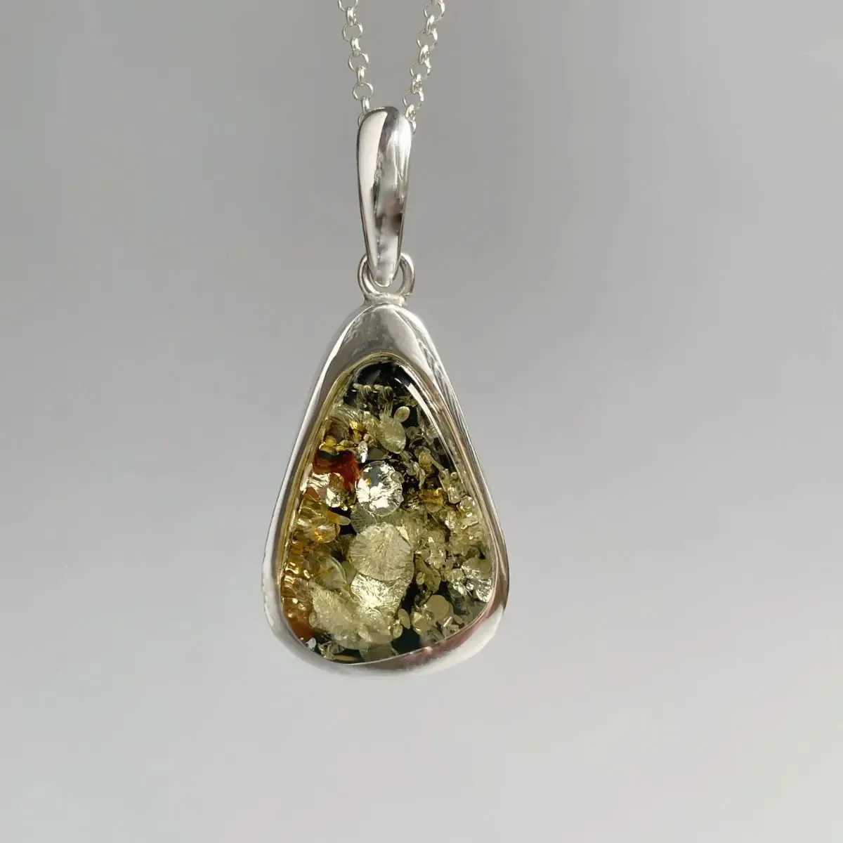 Wisiorek srebrny z zielonym bursztynem no 1