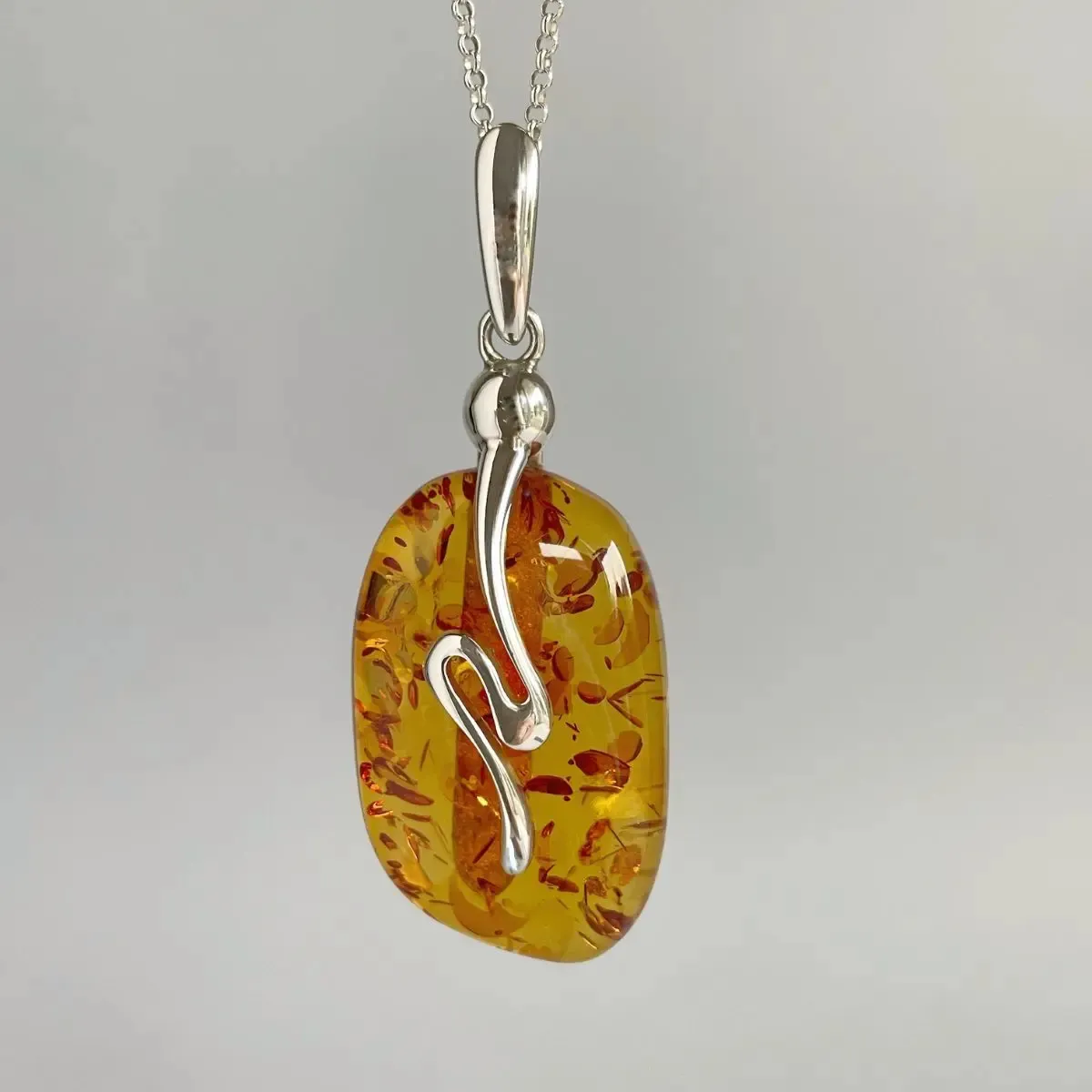 Wisiorek srebrny z koniakowym bursztynem no 9