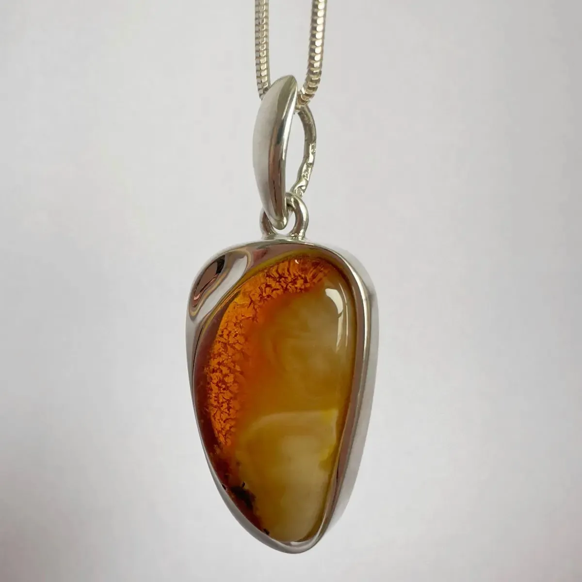 Wisiorek srebrny z miodowym bursztynem no 4