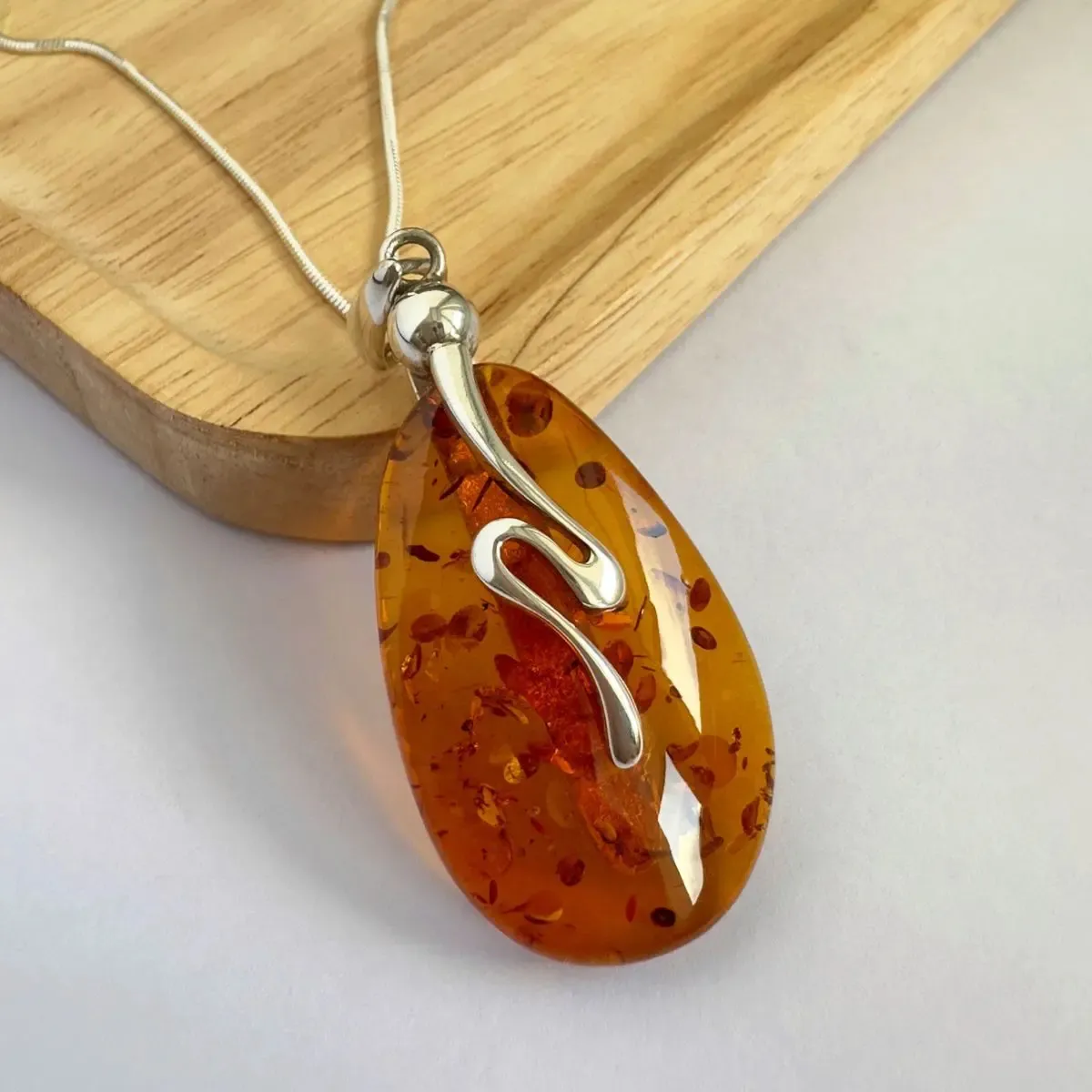 Wisiorek srebrny z koniakowym bursztynem no 22