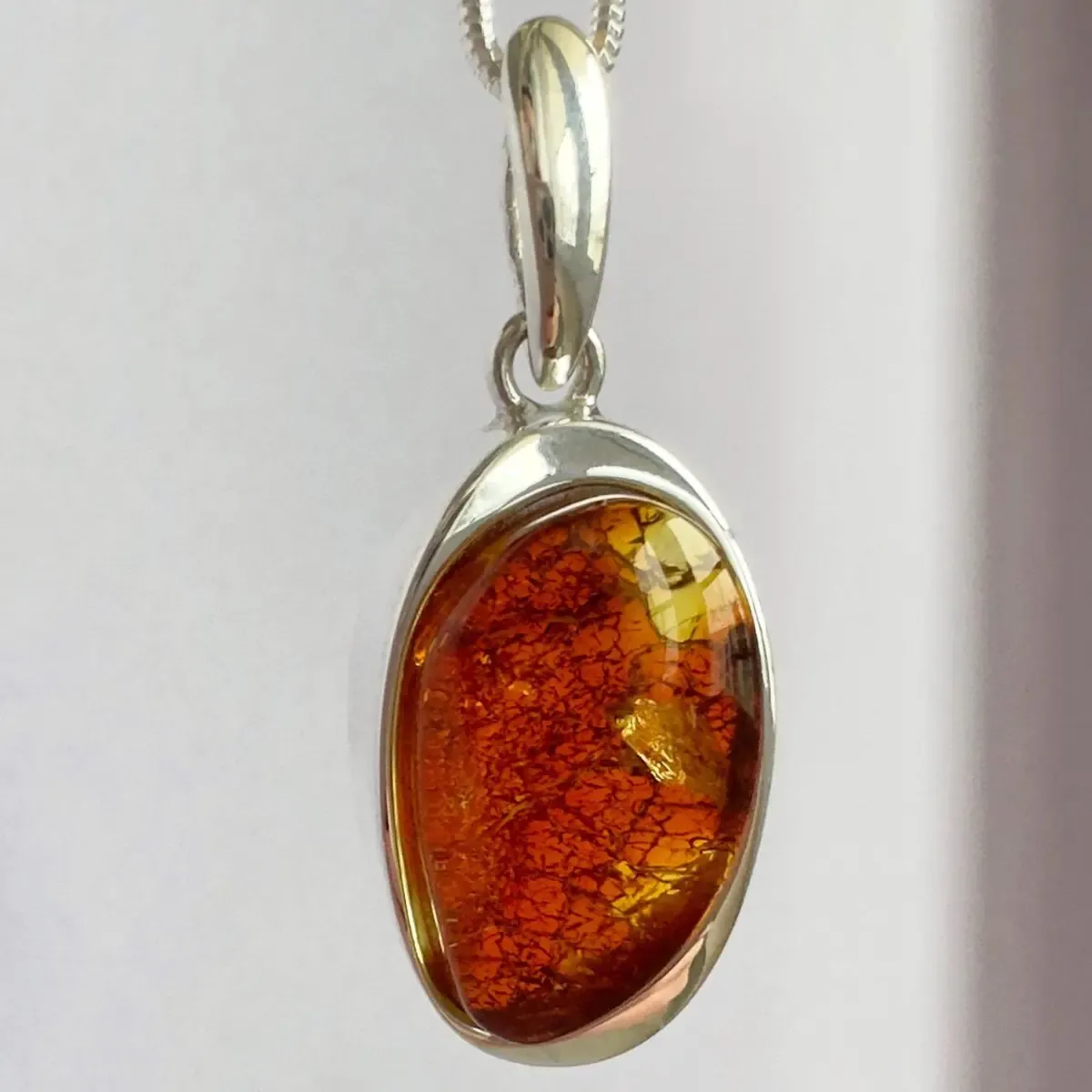 Wisiorek srebrny z koniakowym bursztynem no 23