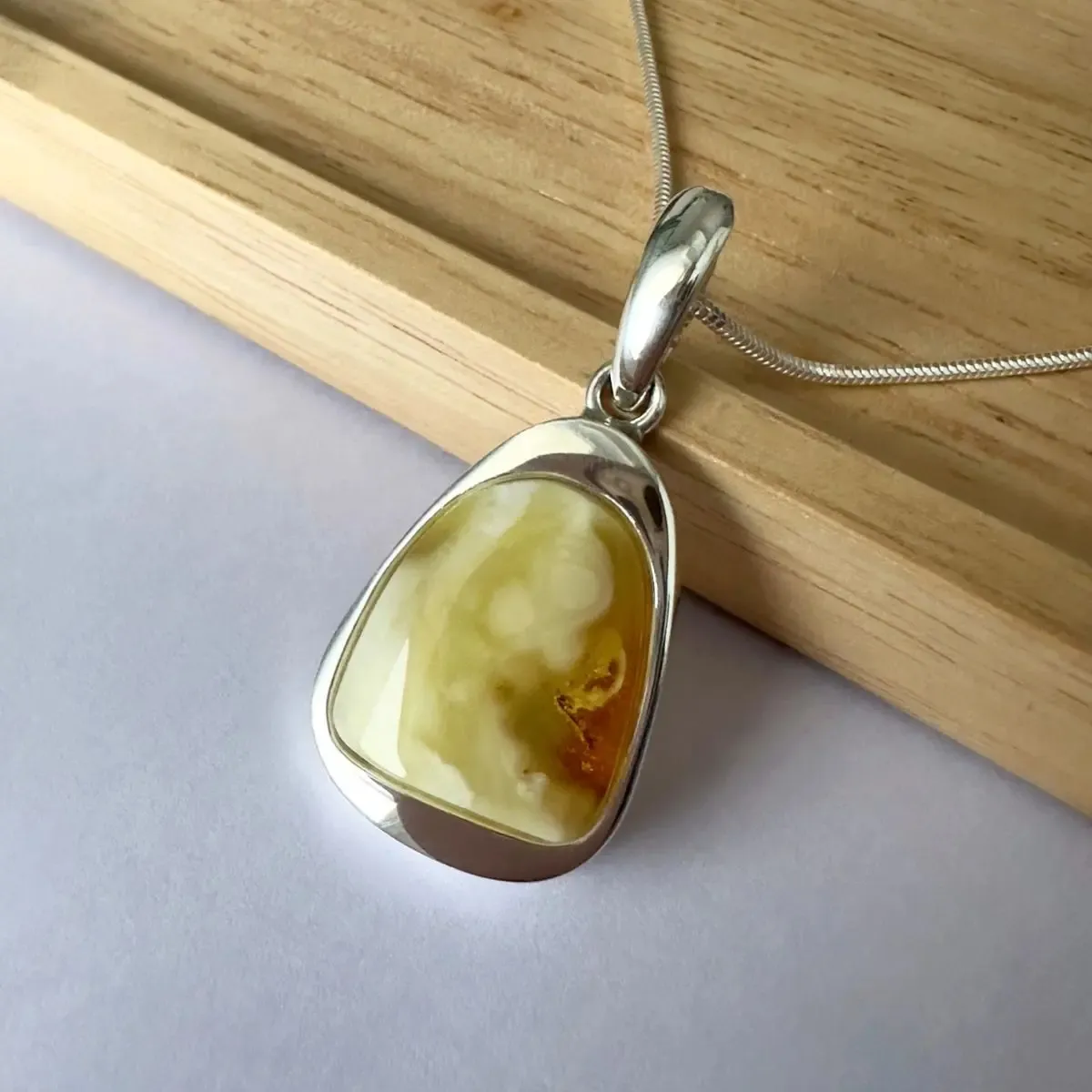 Wisiorek srebrny z mlecznym bursztynem no 16