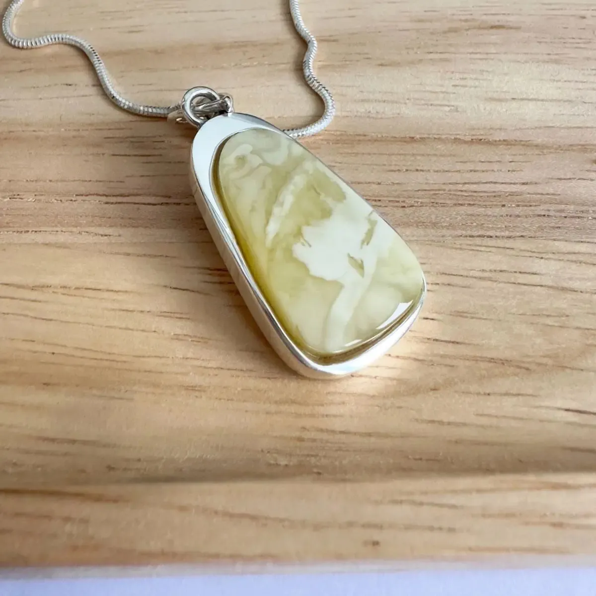 Wisiorek srebrny z mlecznym bursztynem no 17