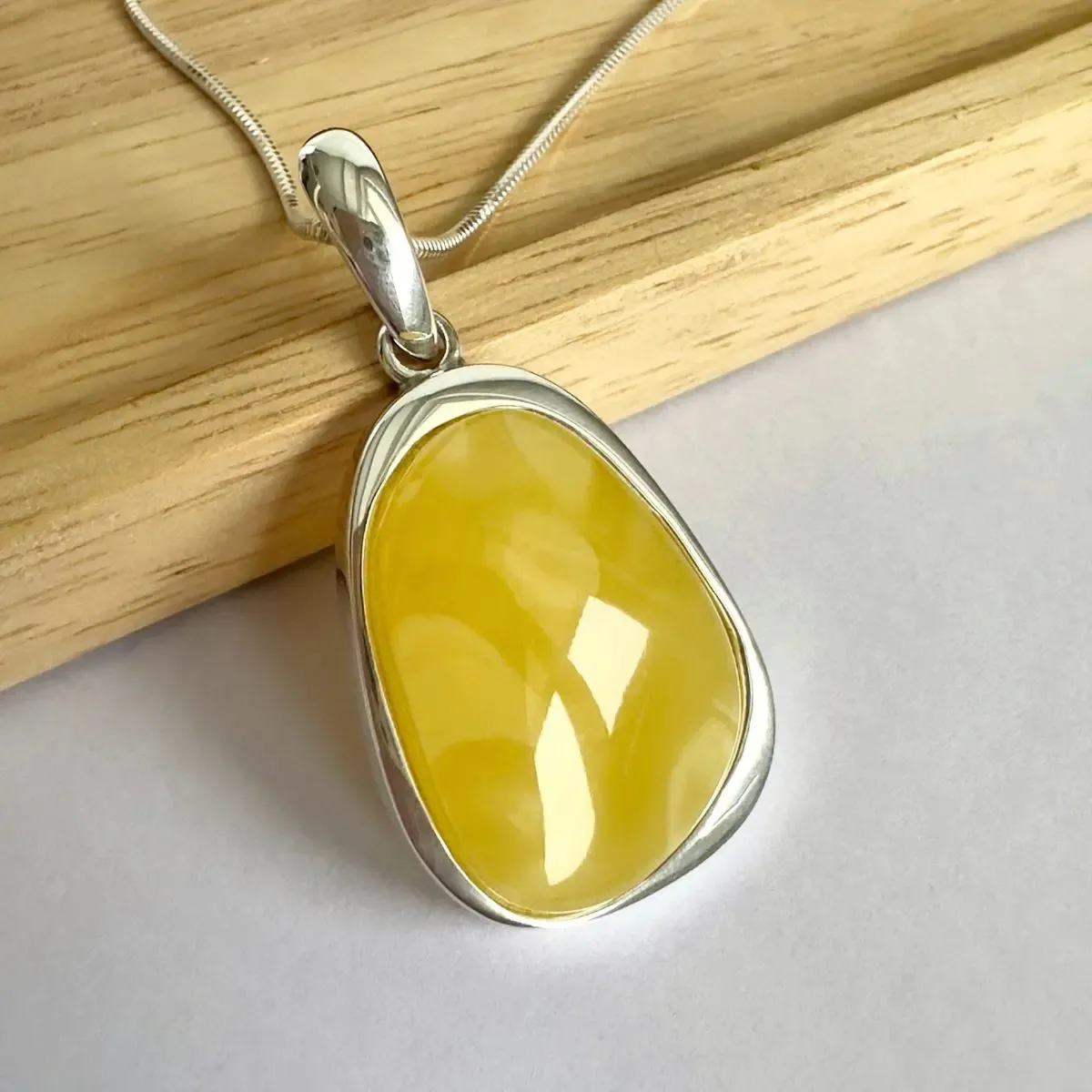 Wisiorek srebrny z mlecznym bursztynem no 18