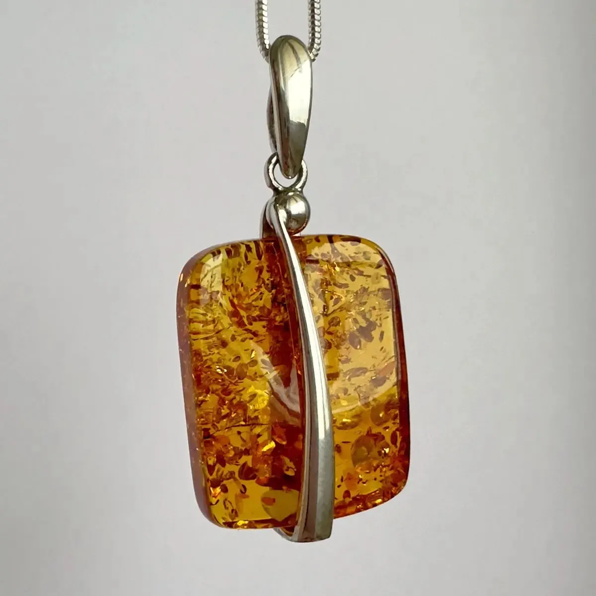 Wisiorek srebrny z koniakowym bursztynem no 25