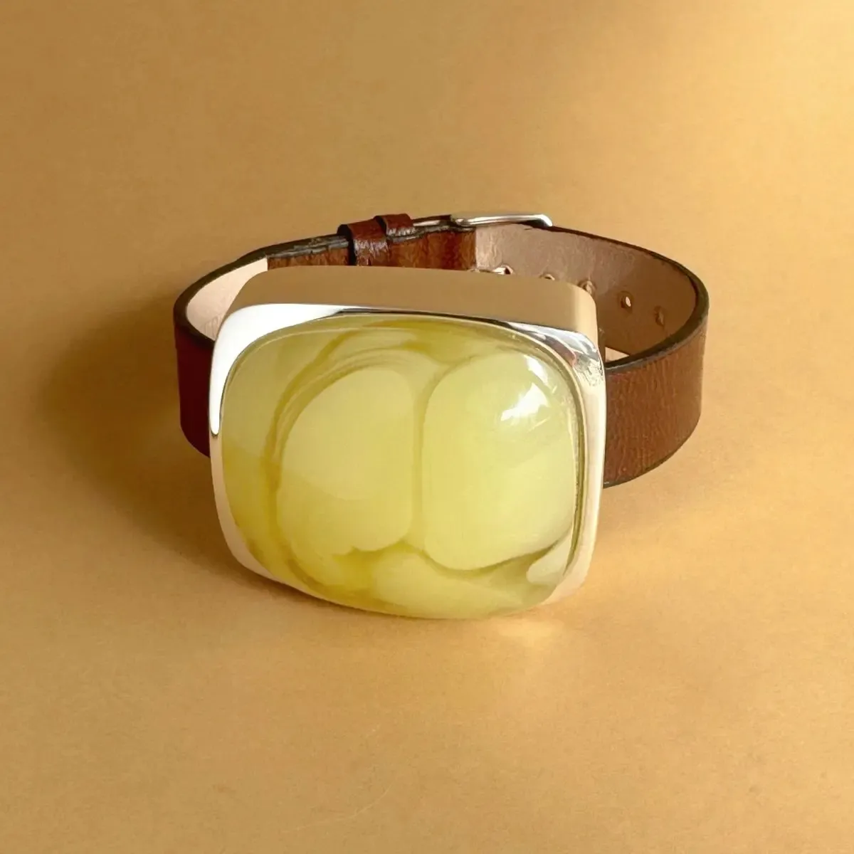 Bransoleta srebrna na skórzanym pasku z mlecznym bursztynem no 10