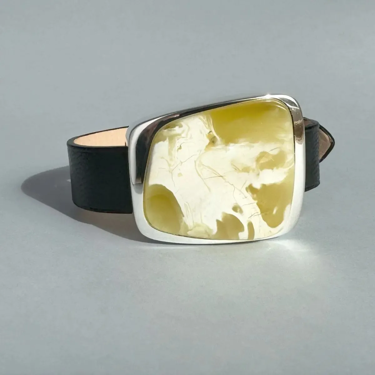 Bransoleta srebrna na skórzanym pasku z mlecznym bursztynem no 11