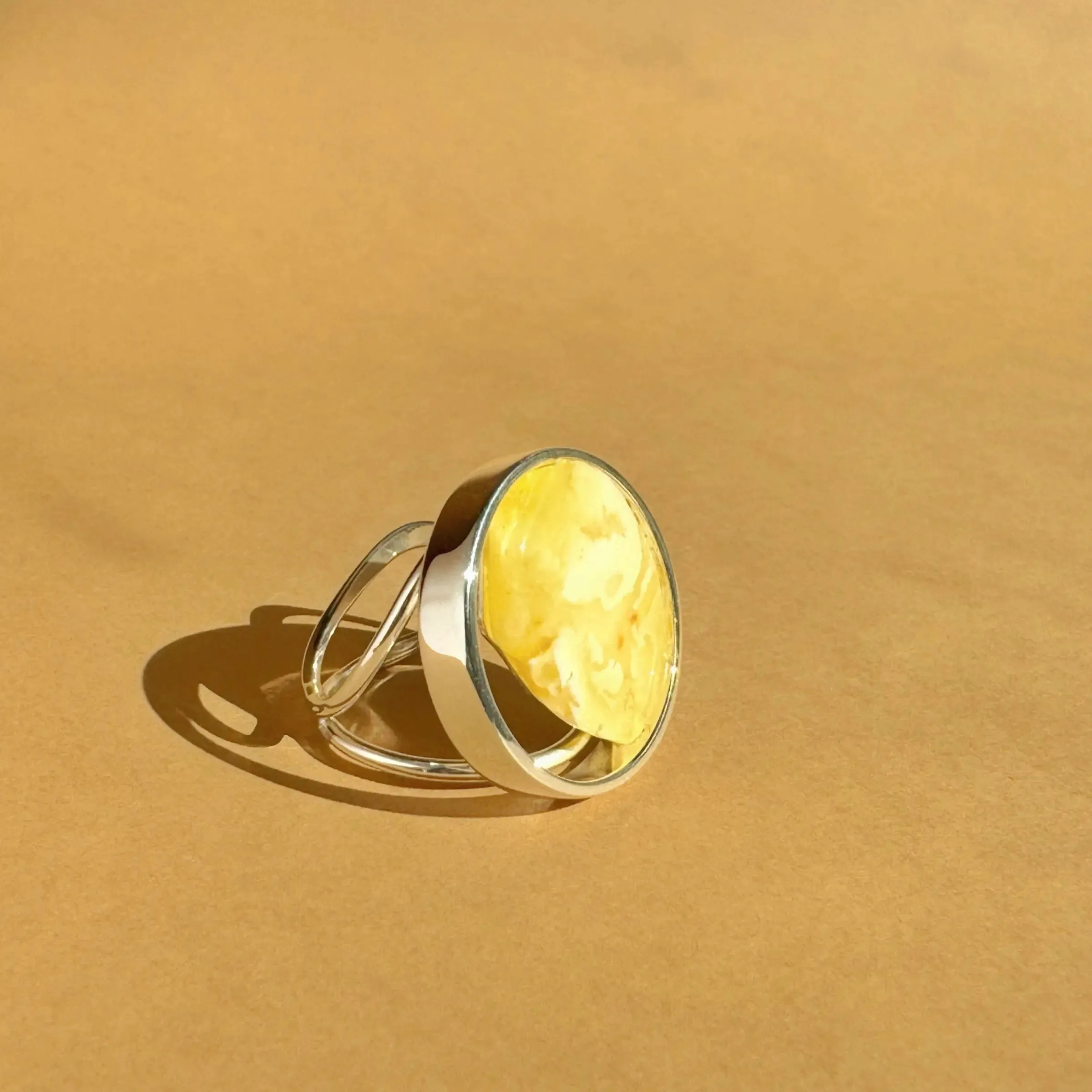 Pierścionek srebrny rozmiar regulowany z mlecznym bursztynem no 5