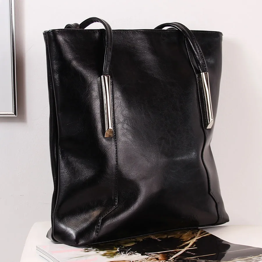 Skórzana torebka damska DAN-A T388 czarna