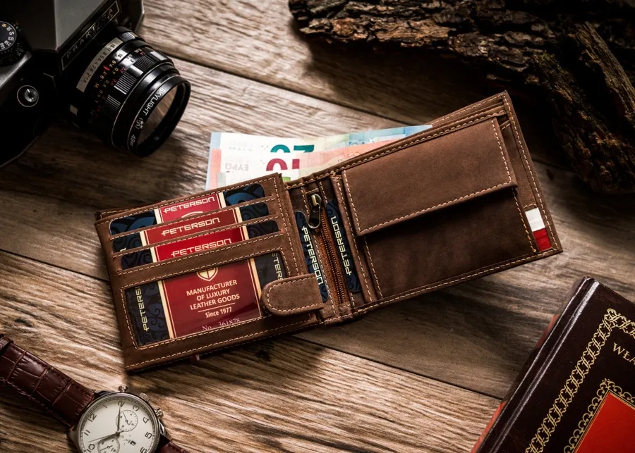 Patriotyczny portfel skórzany Peterson PTN 304P-01 brązowy