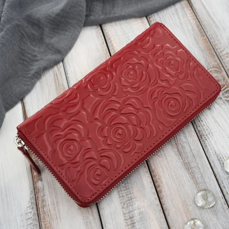 Portfel damski skórzany w kwiaty czerwony z metalowym logo Paolo Peruzzi AL-13-RD