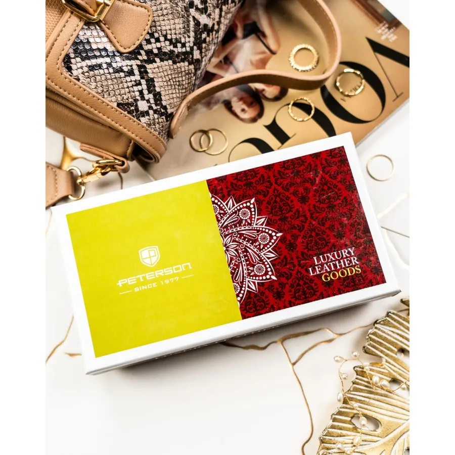 Duży portfel damski z lakierowanej skóry naturalnej w czerwonym kolorze zamykany suwakiem Peterson PTN PH25-1-SAF